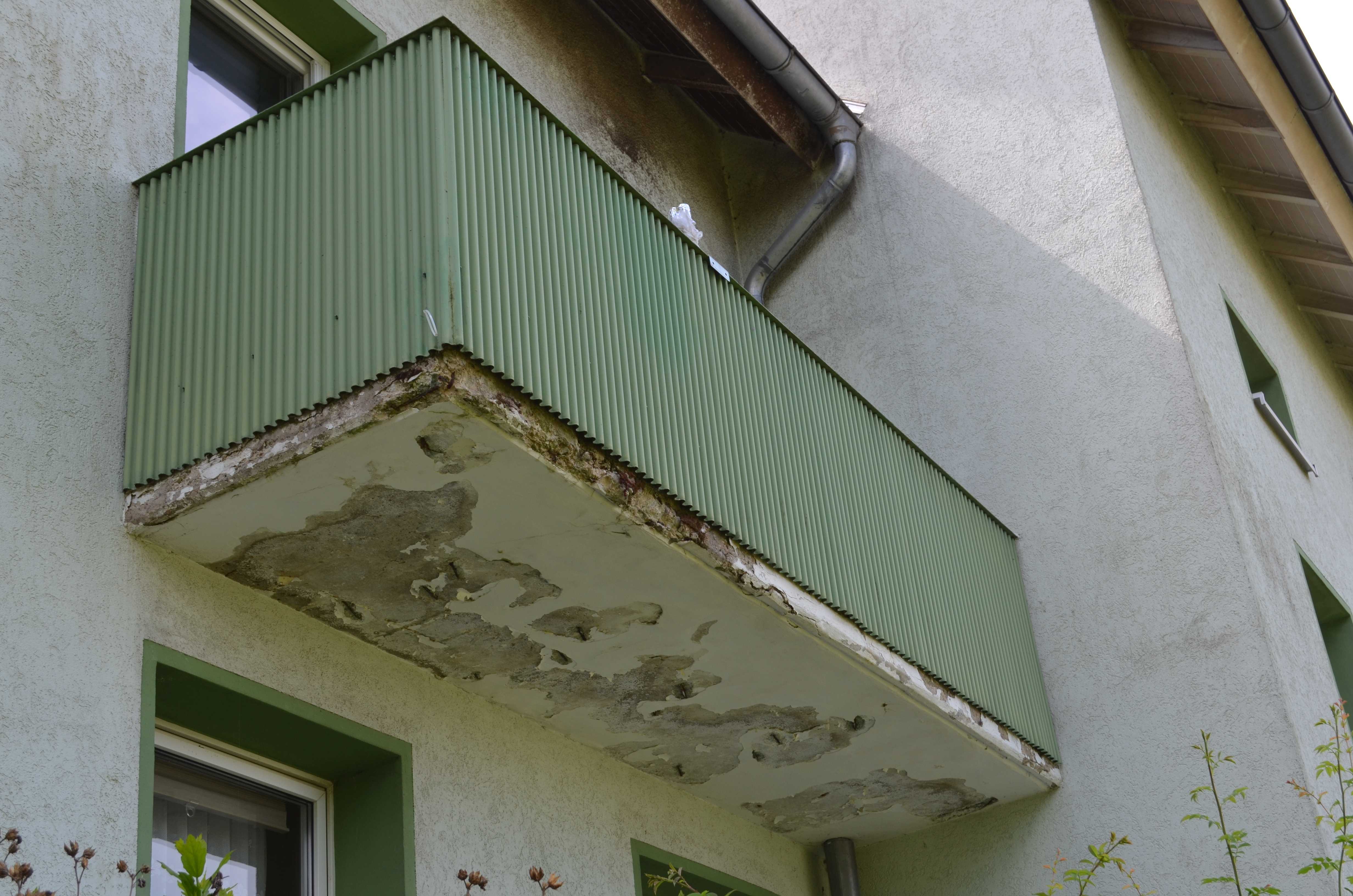 Betonschäden an der Kragplatte eines Balkones in Hannover