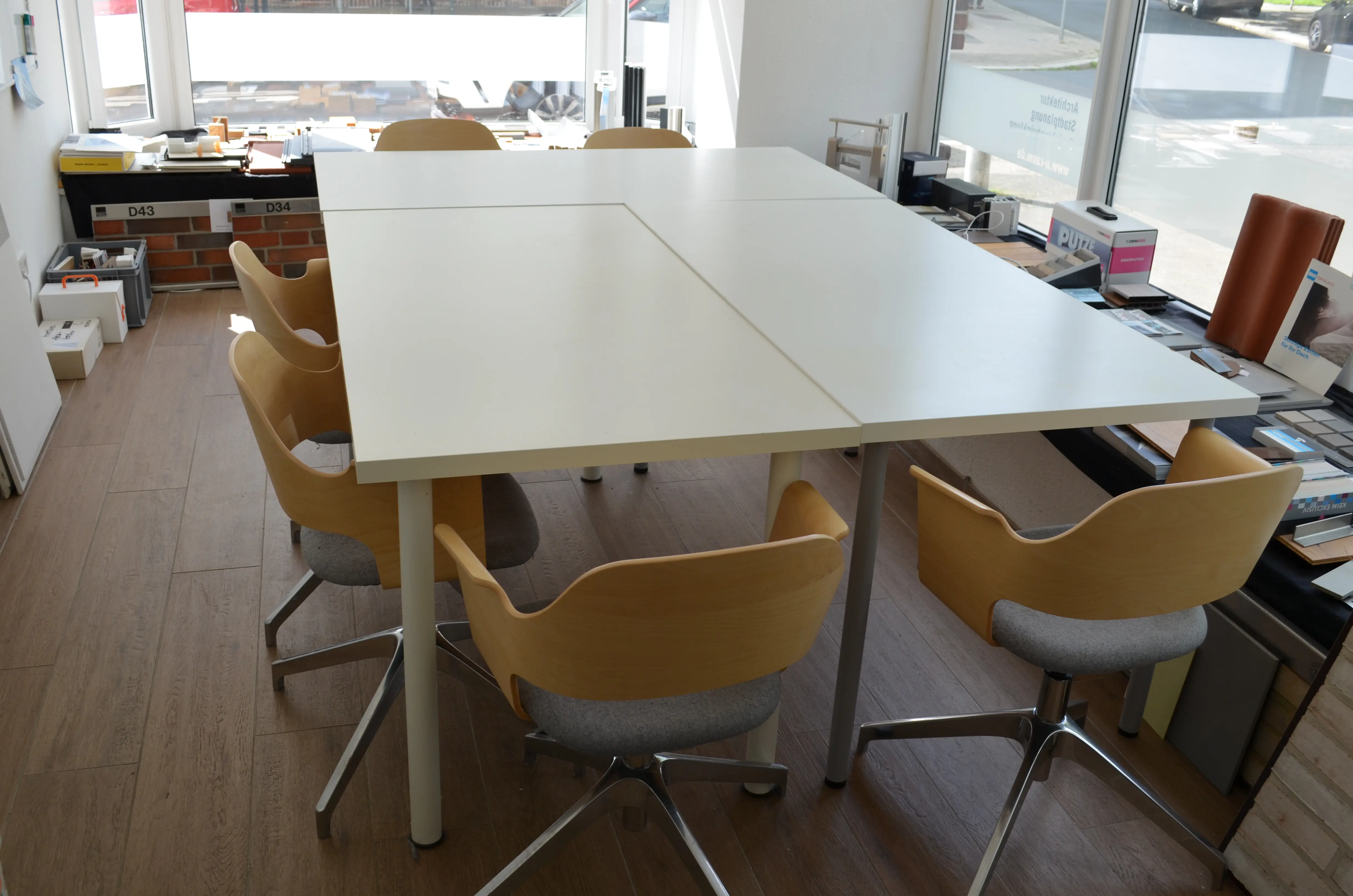 Heller Besprechungsraum der Hausverwaltung Marco Müller mit großem Konferenztisch und ergonomischen Drehstühlen