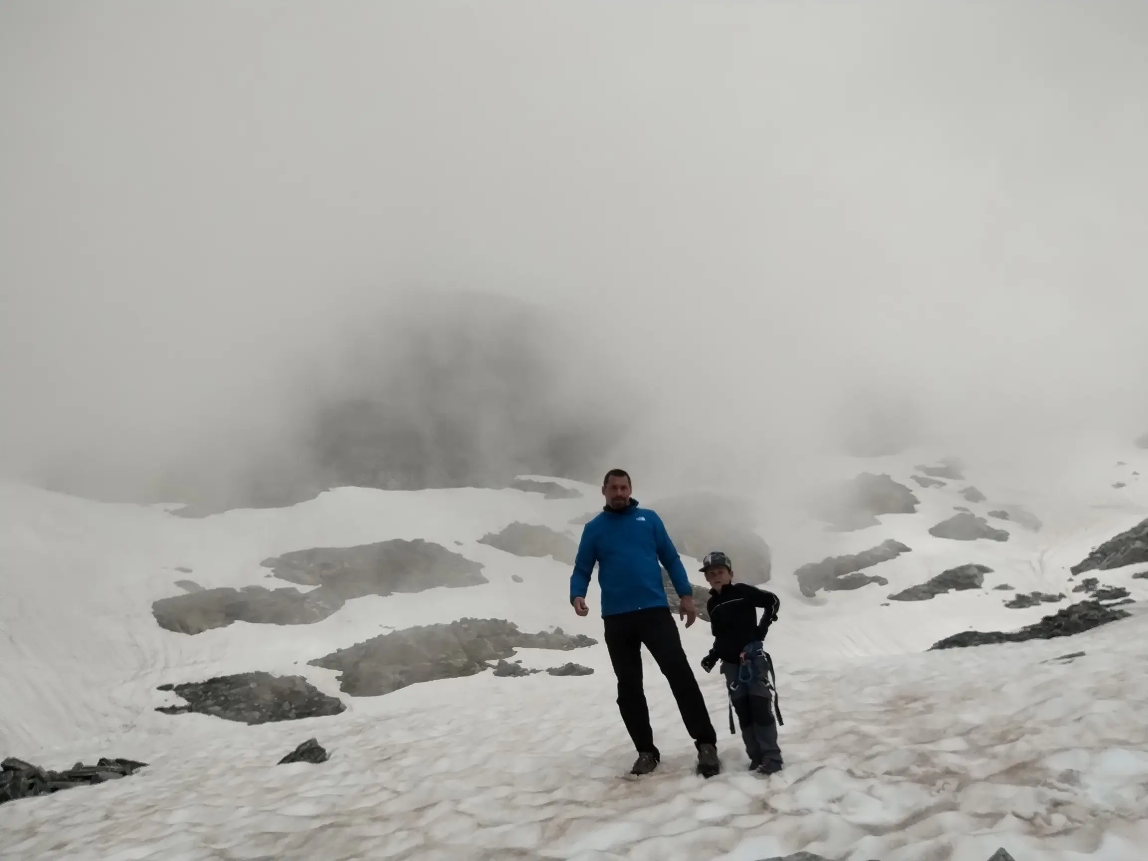 Marco Müller mit Kind am Klettersteig, gesichert am Fels – Teamwork und Verantwortung
