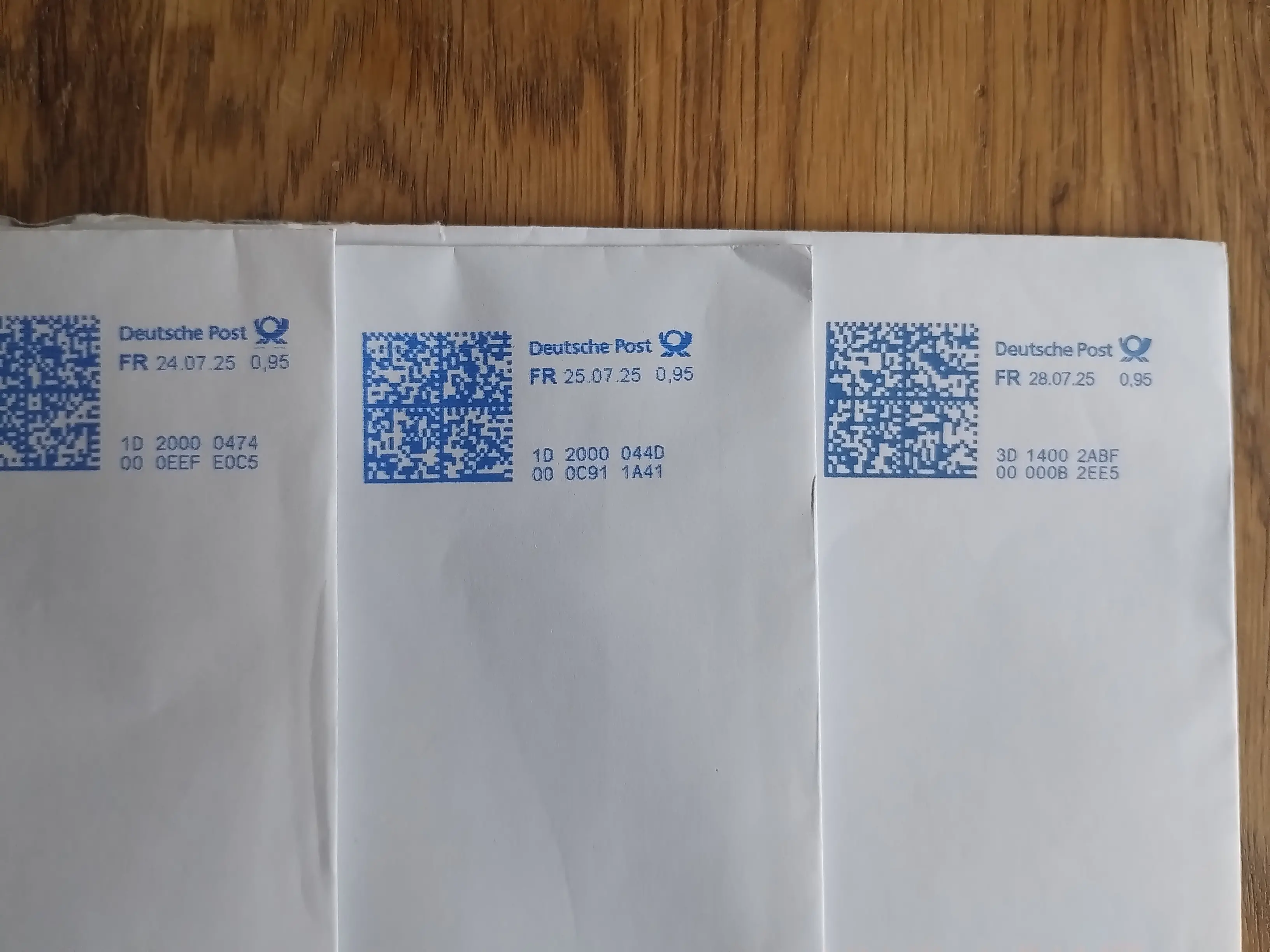 Briefe liegen auf einem Tisch